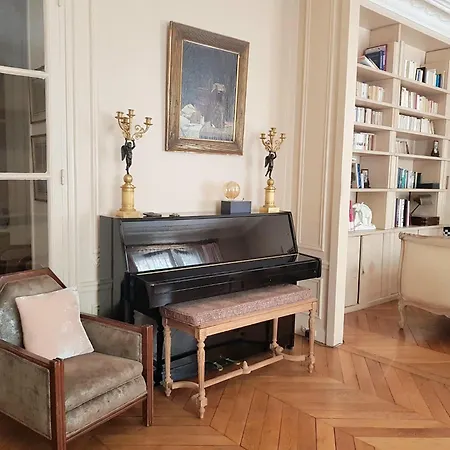 2 Private In An Elegant Haussmannian Paris
